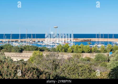 Blick aus der Vogelperspektive auf den Hafen von Porto Corallo, Sardinien, Italien Stockfoto