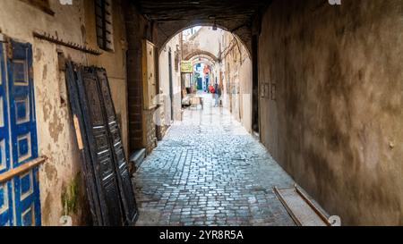 Essaouira, Marokko - 17. September 2022: Eine historische, schmale Straße im Medina-Viertel der Altstadt von Essaouira. Stockfoto