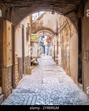 Essaouira, Marokko - 17. September 2022: Eine historische, schmale Straße im Medina-Viertel der Altstadt von Essaouira. Stockfoto