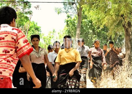 Frauen, die auf einem ländlichen Weg zu einer Trauersitzung gingen, als ein Mitglied ihrer Gemeinde in Kilimbatu, Kawangu, Pandawai, Ost-Sumba, Ost-Nusa Tenggara verstarb, Indonesien. Auf einer Tagung der Generalversammlung im Dezember 2023 haben die Vereinten Nationen (VN) die Notwendigkeit unterstrichen, den gleichen Schutz des Rechts und die Gleichheit vor den Gerichten für indigene Frauen und Mädchen auf allen Ebenen zu gewährleisten. In einem entsprechenden Dokument heißt es, dass die UNO "besorgt über die extremen Nachteile ist, denen indigene Völker typischerweise bei einer Reihe sozialer und wirtschaftlicher Indikatoren gegenüberstehen". Stockfoto