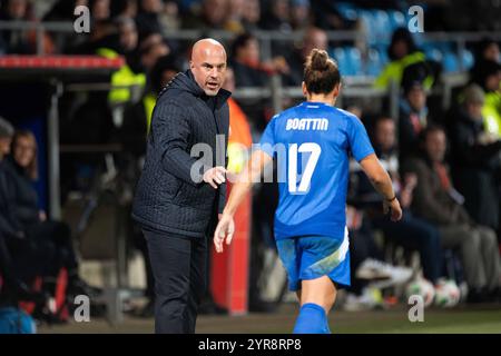 Nationaltrainer Andrea SONCIN ITA gibt Anweisungen, an Lisa BOATTIN ITA Fussball Laenderspiel der Frauen, Deutschland GER - Italien ITA 1-2, am 02.12.2024 in Bochum/Deutschland. *** Nationaltrainer Andrea SONCIN ITA erteilt Lisa BOATTIN ITA Frauen-Nationalfußballspiel, Deutschland GER Italien ITA 1 2, am 02 12 2024 in Bochum Stockfoto