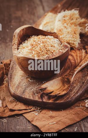 Butter geröstetes Kadayif-Gebäck, feine Teigfäden für köstliche süße Desserts, türkische Küche Stockfoto