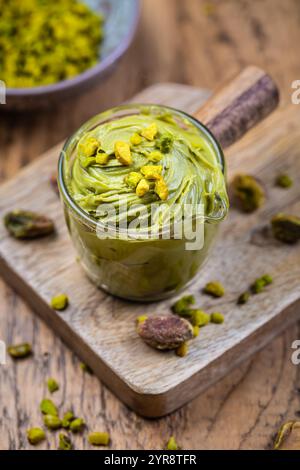 Hausgemachte köstliche Pistazienaufstrich, Sahne oder Mousse zum Backen Stockfoto