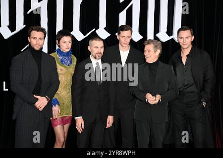 Aaron Taylor-Johnson, Emma Corrin, Robert Eggers, Bill Skarsgard, Willem Dafoe und Nicholas Hoult bei der Premiere des Kinofilms 'Nosferatu - der Untote' im Zoo Palast. Berlin, 02.12.2024 Stockfoto