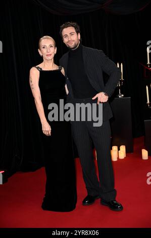 Aaron Taylor-Johnson mit seiner Gattin Sam Taylor-Johnson bei der Premiere des Kinofilms 'Nosferatu - der Untote' im Zoo Palast. Berlin, 02.12.2024 Stockfoto