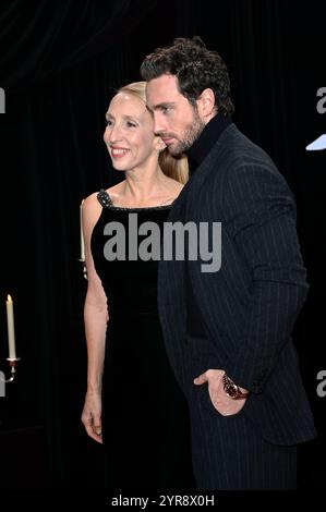 Aaron Taylor-Johnson mit seiner Gattin Sam Taylor-Johnson bei der Premiere des Kinofilms 'Nosferatu - der Untote' im Zoo Palast. Berlin, 02.12.2024 Stockfoto