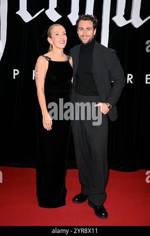 Aaron Taylor-Johnson mit seiner Gattin Sam Taylor-Johnson bei der Premiere des Kinofilms 'Nosferatu - der Untote' im Zoo Palast. Berlin, 02.12.2024 Stockfoto