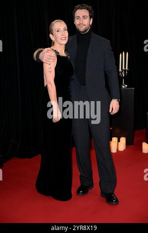 Aaron Taylor-Johnson mit seiner Gattin Sam Taylor-Johnson bei der Premiere des Kinofilms 'Nosferatu - der Untote' im Zoo Palast. Berlin, 02.12.2024 Stockfoto