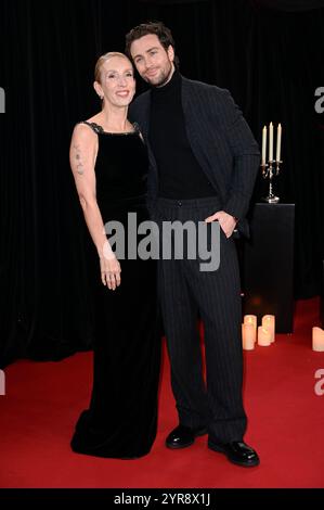 Aaron Taylor-Johnson mit seiner Gattin Sam Taylor-Johnson bei der Premiere des Kinofilms 'Nosferatu - der Untote' im Zoo Palast. Berlin, 02.12.2024 Stockfoto