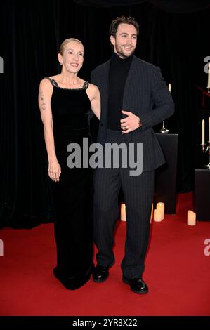 Aaron Taylor-Johnson mit seiner Gattin Sam Taylor-Johnson bei der Premiere des Kinofilms 'Nosferatu - der Untote' im Zoo Palast. Berlin, 02.12.2024 Stockfoto