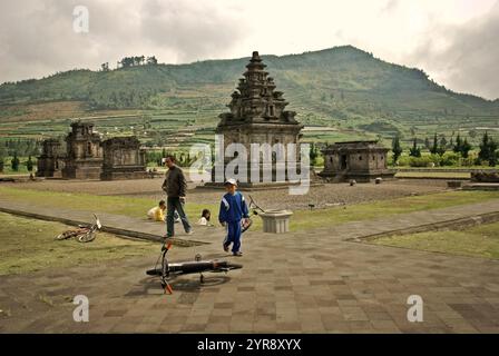 Eine Familie, die Freizeit im archäologischen Park des Arjuna Tempels auf dem Dieng-Plateau hat, das administrativ in Dieng Kulon, Batur, Banjarnegara, Zentral-Java, Indonesien liegt. Stockfoto