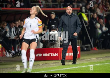 Nationaltrainer Andrea SONCIN ITA beobachtet das Spiel Fussball Laenderspiel der Frauen, Deutschland GER - Italien ITA 1-2, am 02.12.2024 in Bochum/Deutschland. *** Nationaltrainer Andrea SONCIN ITA sieht das Spiel Fußball Laenderspiel der Damen, Deutschland GER Italien ITA 1 2, am 02 12 2024 in Bochum Stockfoto