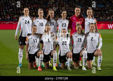 Mannschaftsfoto Teamfoto, hintere Reihe von Links: Giovanna HOFFMANN GER, Laura FREIGANG GER, Vivien ENDEMANN GER, Sara DOORSOUN GER, Torhueterin Ena MAHMUTOVIC GER, Giulia GWINN GER. Vordere Reihe von Links: Felicitas RAUCH GER, Janina MINGE GER, Alisa SENSS, Senß GER , Klara BUEHL, Bühl GER und Sarai LINDER GER. Fussball Laenderspiel der Frauen, Deutschland GER - Italien ITA 1-2, am 02.12.2024 in Bochum/Deutschland. *** Teamfoto Teamfoto, hintere Reihe von links Giovanna HOFFMANN GER , Laura FREIGANG GER , Vivien ENDEMANN GER , Sara DOORSOUN GER , Torhüterin Ena MAHMUTOVIC GER , Giulia GWINN Stockfoto