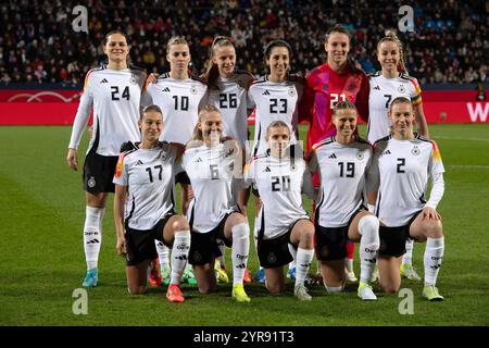 Mannschaftsfoto Teamfoto, hintere Reihe von Links: Giovanna HOFFMANN GER, Laura FREIGANG GER, Vivien ENDEMANN GER, Sara DOORSOUN GER, Torhueterin Ena MAHMUTOVIC GER, Giulia GWINN GER. Vordere Reihe von Links: Felicitas RAUCH GER, Janina MINGE GER, Alisa SENSS, Senß GER , Klara BUEHL, Bühl GER und Sarai LINDER GER. Fussball Laenderspiel der Frauen, Deutschland GER - Italien ITA 1-2, am 02.12.2024 in Bochum/Deutschland. *** Teamfoto Teamfoto, hintere Reihe von links Giovanna HOFFMANN GER , Laura FREIGANG GER , Vivien ENDEMANN GER , Sara DOORSOUN GER , Torhüterin Ena MAHMUTOVIC GER , Giulia GWINN Stockfoto