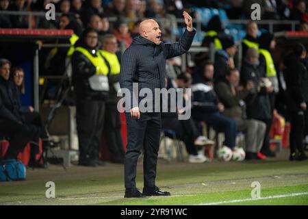 Nationaltrainer Andrea SONCIN ITA Gestik, gestikuliert, Fussball Laenderspiel der Frauen, Deutschland GER - Italien ITA 1-2, am 02.12.2024 in Bochum/Deutschland. *** Nationaltrainer Andrea SONCIN ITA Gesten, Gesten, Fußball-Nationalspiel der Frauen, Deutschland GER Italien ITA 1 2, am 02 12 2024 in Bochum Deutschland Stockfoto