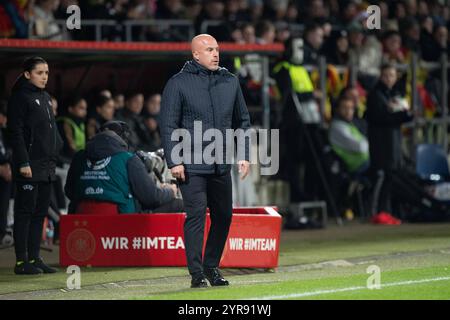 Nationaltrainer Andrea SONCIN ITA beobachtet das Spiel Fussball Laenderspiel der Frauen, Deutschland GER - Italien ITA 1-2, am 02.12.2024 in Bochum/Deutschland. *** Nationaltrainer Andrea SONCIN ITA sieht das Spiel Fußball Laenderspiel der Damen, Deutschland GER Italien ITA 1 2, am 02 12 2024 in Bochum Stockfoto