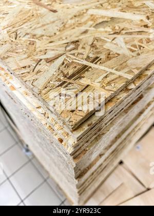 Nahaufnahme von gestapelten, orientierten Strangplatten OSB-Holzplatten für den Bau. Hochwertige Fotos Stockfoto
