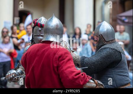 Jaunpils, Lettland – 10. August 2024: Ritter treffen sich mit Waffen in einem aufregenden historischen Nachspiel-Event. Stockfoto