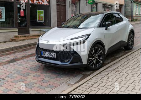 Talsi, Lettland - 1. September 2024: Das neue Design des Toyota C-HR-Modells nach dem Facelift wird auf einer asphaltierten Straße geparkt Stockfoto