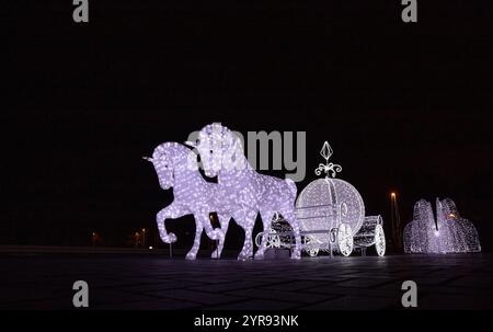 Baku. Aserbaidschan. 12.30.2022. Schöne glühende Aschenputtelas Kutsche auf dem Boulevard am Neujahrstag. Stockfoto