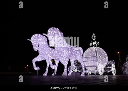 Baku. Aserbaidschan. 12.30.2022. Schöne glühende Aschenputtelas Kutsche auf dem Boulevard am Neujahrstag. Stockfoto