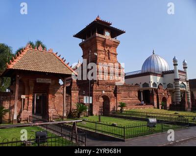 Der Name der Menara Kudus Moschee. Diese Moschee ist ein Vermächtnis einer der Wali Songo, nämlich Sunan Kudus. Akkulturation zwischen Islam und Hindusimus Stockfoto