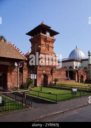 Der Name der Menara Kudus Moschee. Diese Moschee ist ein Vermächtnis einer der Wali Songo, nämlich Sunan Kudus. Akkulturation zwischen Islam und Hindusimus Stockfoto