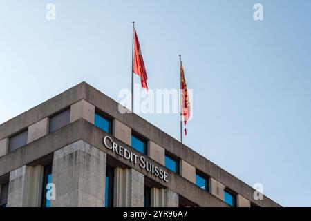 Fassade eines Gebäudes der Credit Suisse Group AG, einer ehemaligen Schweizer Bankengruppe, die 2023 erworben und mit der UBS, Genf, Schweiz, fusioniert wurde Stockfoto