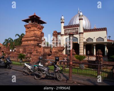 Der Name der Menara Kudus Moschee. Diese Moschee ist ein Vermächtnis einer der Wali Songo, nämlich Sunan Kudus. Akkulturation zwischen Islam und Hinduismus Stockfoto