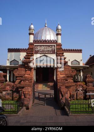 Vorderansicht der Moschee mit arabischer Kalligraphie, die ihren Namen aussagt: Al-Aqso-Moschee, Kudus-Turm. Akkulturation arabischer und hinduistischer Architektur Stockfoto