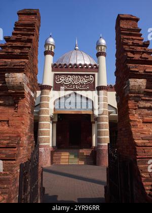 Die Vorderansicht der Moschee mit arabischer Kalligraphie, die ihren Namen zeigt, was übersetzt wird: Al-Aqso-Moschee, Kudus Minaret. Stockfoto