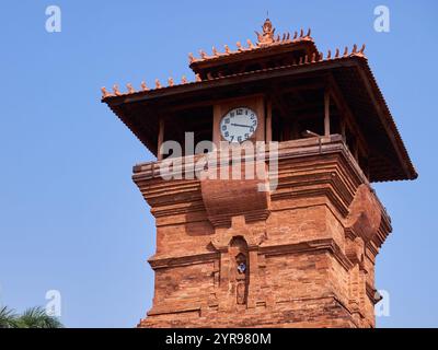 Schließen Sie die Spitze des Backsteinminarets der historischen Al-Aqsa - Menara Kudus Moschee, die eine große Uhr hat, um an Gebetszeiten zu erinnern Stockfoto