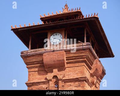 Schließen Sie die Spitze des Backsteinminarets der historischen Al-Aqsa - Menara Kudus Moschee, die eine große Uhr hat, um an Gebetszeiten zu erinnern Stockfoto