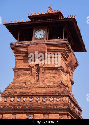 Das Backsteinminarett ist das Wahrzeichen der Stadt Kudus, Zentral-Java, Indonesien. Dies ist Teil des historischen Gebäudes der Menara Kudus - Al Aqso Moschee Stockfoto