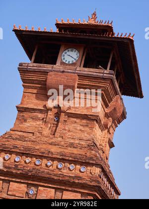 Das Backsteinminarett ist das Wahrzeichen der Stadt Kudus, Zentral-Java, Indonesien. Es ist Teil des historischen Gebäudes der Menara Kudus - Al Aqso Moschee Stockfoto
