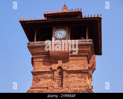 Details des Backsteinminarets der Al Aqso Menara Kudus Moschee, die stark von der hinduistischen Architektur beeinflusst ist. Stockfoto