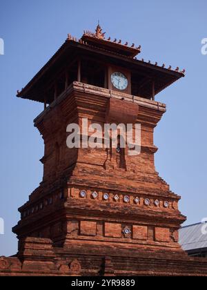 Das Backsteinminarett ist das Wahrzeichen der Stadt Kudus, Zentral-Java, Indonesien. Dies ist Teil des historischen Gebäudes der Menara Kudus - Al Aqso Moschee Stockfoto
