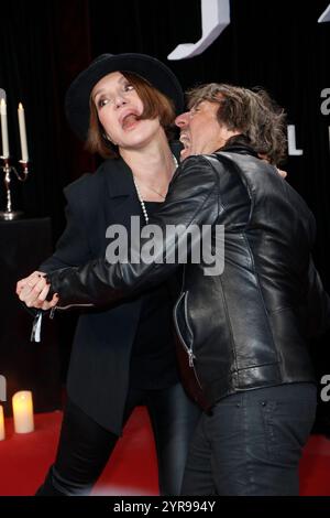 Anouschka Renzi und Dieter Landuris bei der Premiere von Nosferatu im Zoo Palast in Berlin am 2.11.2024 *** Anouschka Renzi und Dieter Landuris bei der Premiere von Nosferatu im Zoo Palast in Berlin am 2 11 2024 Stockfoto