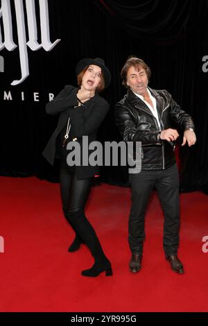 Anouschka Renzi und Dieter Landuris bei der Premiere von Nosferatu im Zoo Palast in Berlin am 2.11.2024 *** Anouschka Renzi und Dieter Landuris bei der Premiere von Nosferatu im Zoo Palast in Berlin am 2 11 2024 Stockfoto