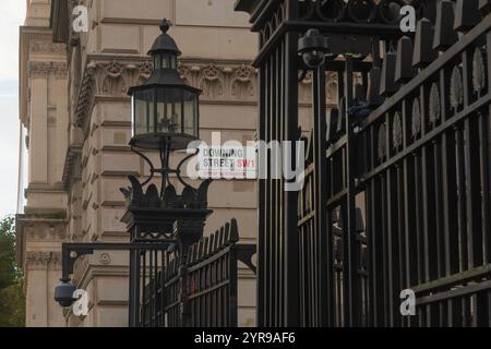 London, Großbritannien - 19. Oktober 2024 - Eintritt in die Residenz des britischen Premierministers in der Downing Street 10 in London Stockfoto