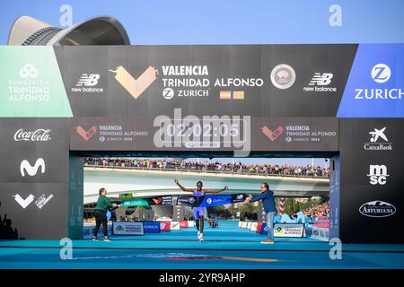 Der Gewinner des Valencia-Marathons 2024, Kenian Sebastian Sawe, überquerte die Ziellinie. Stockfoto