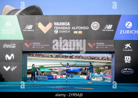 Der Gewinner des Valencia-Marathons 2024, Kenian Sebastian Sawe, überquerte die Ziellinie. Stockfoto