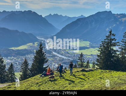 Wanderer, Touristen und Wanderer mit Hunden auf der Duerrenberger Alm mit Blick auf das Lechtal mit dem Lech und dem Hahnenkamm in Reutte, Österreich am 1. November 2024 Fotograf: ddp-Bilder / Sternbilder Stockfoto