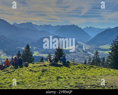 Wanderer, Touristen und Wanderer mit Hunden auf der Duerrenberger Alm mit Blick auf das Lechtal mit dem Lech und dem Hahnenkamm in Reutte, Österreich am 1. November 2024 Fotograf: ddp-Bilder / Sternbilder Stockfoto