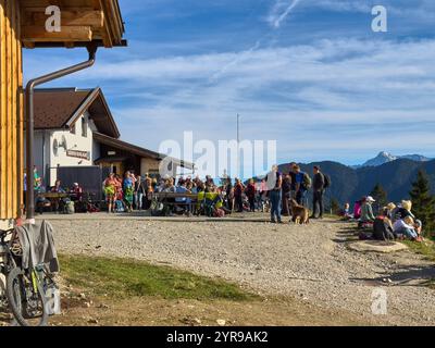 Wanderer, Touristen und Wanderer mit Hunden auf der Duerrenberger Alm mit Blick auf das Lechtal mit dem Lech und dem Hahnenkamm in Reutte, Österreich am 1. November 2024 Fotograf: ddp-Bilder / Sternbilder Stockfoto