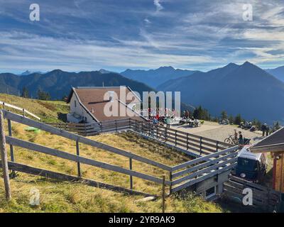 Wanderer, Touristen und Wanderer mit Hunden auf der Duerrenberger Alm mit Blick auf das Lechtal mit dem Lech und dem Hahnenkamm in Reutte, Österreich am 1. November 2024 Fotograf: ddp-Bilder / Sternbilder Stockfoto