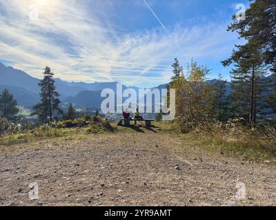 Wanderer, Touristen und Wanderer mit Hunden auf der Duerrenberger Alm mit Blick auf das Lechtal mit dem Lech und dem Hahnenkamm in Reutte, Österreich am 1. November 2024 Fotograf: ddp-Bilder / Sternbilder Stockfoto