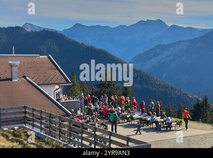 Reutte, Oesterreich. November 2024. Wanderer, Touristen und Wanderer mit Hunden auf der Duerrenberger Alm mit Blick auf das Lechtal mit dem Lech und dem Hahnenkamm in Reutte, Österreich am 1. November 2024 Fotograf: ddp Images/STAR-Images Credit: ddp Media GmbH/Alamy Live News Stockfoto