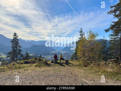 Wanderer, Touristen und Wanderer mit Hunden auf der Dürrenberg Alm mit Blick auf das Lechtal mit dem Lech und dem Hahnenkamm in Reutte, Österreich am 1. November 2024 Fotograf: Peter Schatz Stockfoto