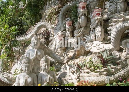 Die Marble Mountains bestehen aus fünf Kalkstein- und Marmorhügeln in der Nähe von da Nang im Zentrum Vietnams. Jeder Berg ist nach einem der fünf Elemente benannt: Metall, Holz, Wasser, Feuer und Erde. Die Berge bieten ein Netz von Tunneln, Höhlen, Grotten und buddhistischen Heiligtümern, die sowohl religiöse Pilger als auch Gelegenheitstouristen anziehen. Im Laufe der Jahrhunderte haben Mönche und Handwerker aus dem natürlich vorkommenden Marmor innerhalb der Formationen handgeschnitzte, komplizierte Statuen, Pagoden und Altäre gefertigt. Die Marble Mountains sind ein Zeugnis der reichen kulturellen und spirituellen Geschichte der Region. Da Nang, Vietnam. Stockfoto